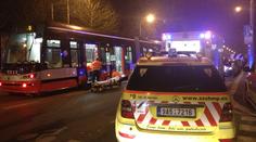 Mladík zkolaboval v tramvaji. Život mu zachránili cestující pomocí asistované resuscitace