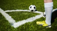 To byl trapas. Fotbalista močil přímo na hřišti, vyfasoval za to červenou
