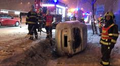 V Praze srazilo auto dvě ženy. Skončilo o kus dál v příkopě