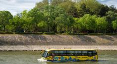 Obojživelný autobus se zasekl v Dunaji! Turisty museli evakuovat