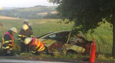 Kličkovali s autem a převrátili ho na střechu, oba zemřeli
