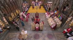 Král Karel III. říká slavnostní modlitbu