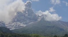 VIDEO: V Indonésii vybouchl vulkán Merapi. Lávu chrlí kilometry daleko