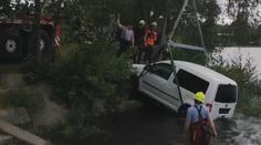 Muž v Plzni sjel autem do rybníka. Hasiči museli přivolat jeřáb