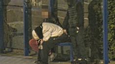 Spící muž na zastávce se stal terčem zlodějů. Na kamerách je však sledovali strážníci