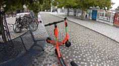Lidé na elektrokoloběžkách by měli nosit helmy, myslí si experti