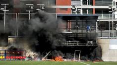Komplikace Angličanů před kvalifikací. Stadion soupeře vzplál v přímém přenosu