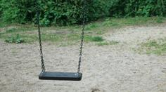 Chlapec vzal mladší sestru na houpačky, matce pak vyhrožoval sebevraždou