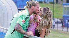 Manželka fotbalisty terčem kritiky. I prostitutky se lépe oblékají, píší fanoušci