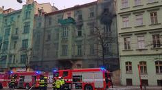 V centru Prahy hořel dům. Zásah hasičů blokoval provoz tramvají