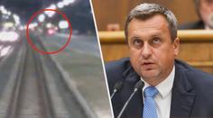 Policisté zveřejnili záběry z nehody politika Andreje Danka. Z místa po chvíli odjel