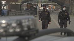 Ubývají záchranáři, policisté i hasiči. Jsou nakažení nebo v karanténě