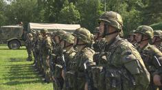 Při vojenském výcviku se vážně zranil mladý kadet. Svým zraněním podlehl