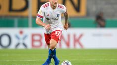 Výbuch emocí! Obránce Hamburku napadl fanouška na tribuně