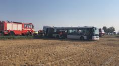 Rychle jedoucí autobus u Prahy havaroval do pole, zranili se čtyři lidé