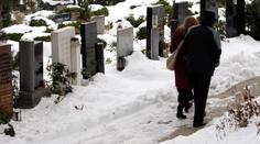 Senior chtěl na hřbitově ukrást urny. Házel je přes zeď