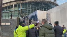 Velká Británie se chce do půl roku vrátit k normálnímu životu