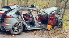 Po havárii zůstalo porsche na kusy. Pro vážně zraněného muže letěl vrtulník