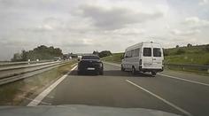 Černé BMW letělo po D1 dvoustovkou. K řidičově smůle přímo kolem policistů