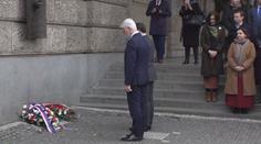 Prezidenti Pavel a Macron uctili památku obětí střelby na FF UK