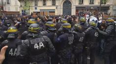 Paříž po volbách zachvátily protesty. Policie zatkla desítky lidí