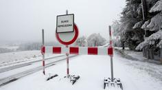 Česko zasypal sníh! Komplikace v dopravě, uzavřená silnice