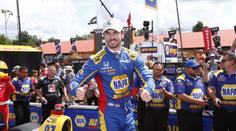 Strhující závod IndyCar: 114 předjetí na trati a triumf Rossiho