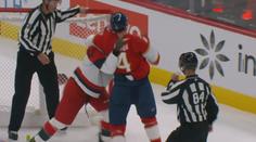 Kuriozita v NHL. Hráči se mezi sebou porvali, nezastavil je ani vstřelený gól