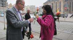 Šéf ČSSD Sobotka jako VIP. Jeho řidič zneužívá kartičku senátora pro parkování