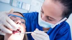 Hrozivý zážitek z turecké kliniky. Žena má zničených 8 zubů a trápí ji bolesti