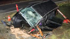 Řidič ve vysoké rychlosti sešrotoval auto. Zemřel na místě, dívka bojuje o život