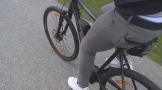 S nástupem elektrokol přibývá zraněných cyklistů. Senior po pádu do potoka zemřel
