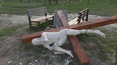 Vandal zničil kontroverzní kříž. Ježíš na něm seděl a popíjel víno