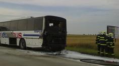 Na dálnici D1 hořel autobus. Cestující bez zranění