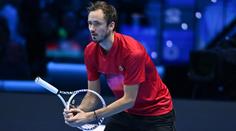 Medveděv ztratil nervy a zuřil na Turnaji mistrů. Odnesl to mikrofon u kurtu