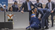 VIDEO: Joe Biden se při ceremonii skácel k zemi. Vstát mu pomohla ochranka