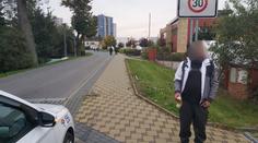 Opilec s pilou se vrátil na místo činu. Už potřetí řezal dopravní značku