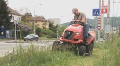 Některá města nestíhají sekat trávu. Může to ohrozit i řidiče, uvedl BESIP