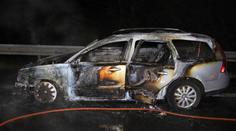 U Děčína začalo za jízdy hořet auto. Zbyla z něj jen kostra