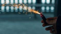 Muž zvolil ten nejhorší typ pyrotechniky. Přišel o obě ruce a hrozí mu i vězení