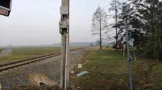 Vlak před sebou auto po srážce tlačil 150 metrů, dva lidé zemřeli
