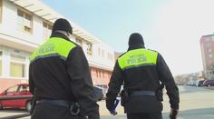 Strážníci zaklekli muže před 3letým dítětem. Nepochybili, rozhodla policie