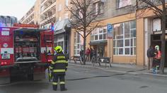 Lidé z hořícího domu volali zmateně o pomoc, vyvést je museli hasiči