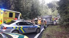 Auto po nehodě zasypaly klády! Zraněného řidiče museli vyprostit hasiči