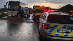 Autobus se na jihu Čech srazil s osobákem. Třináct lidí skončilo v nemocnici