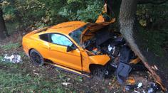 Další nehoda mustangu! Auto vjelo do stromu, řidič se vážně zranil