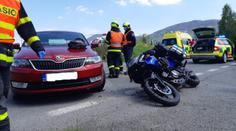 Při nehodě se vážně zranila posádka motorky, ženu odvážel vrtulník!