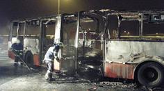 Linkový autobus začal hořet za jízdy! Zbyla z něj jen kostra