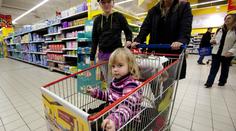 Na batole se v pražském supermarketu převrátil nákupní vozík! Se zraněním skončilo v nemocnici