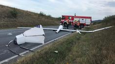 Na jedoucí auto s dětmi spadlo u Rokycan letadlo. Pilot nepřežil